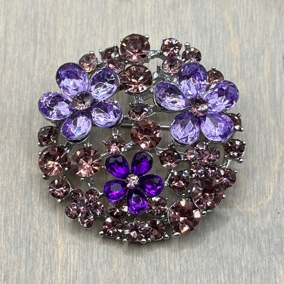 🌻 3/$25 Beautiful Purple Rhinestone Round Flower Brooch - Picture 8 of 8
